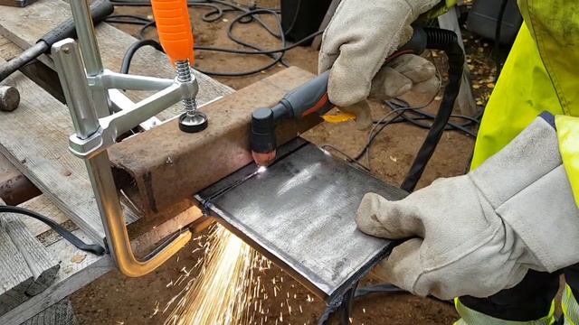 Stahlwerk Plasma Cutter CUT 60 in action with 12 mm steel plate смотреть онлайн