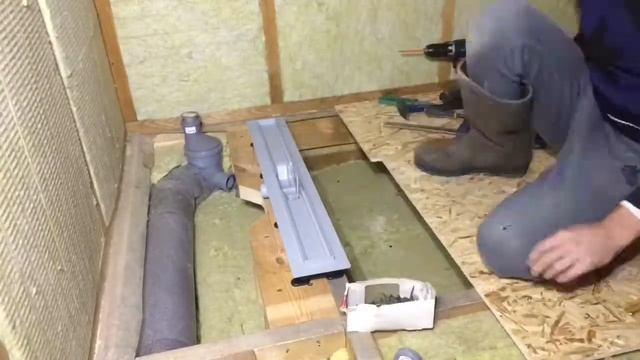 Установка трапа Alcaplast в деревянное основание каркасного дома