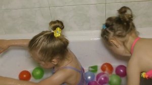 Развлечения для детей! Пена и много шариков в ванной! Fun for the kids