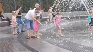 Детский парк развлечений  Ванесса купается под фонтаном