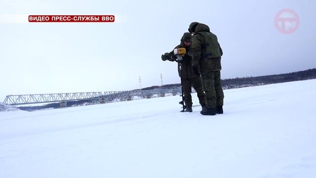 Приморские военные создают ледовую переправу через 