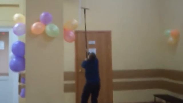 парень со шваброй вывозит :D смотреть онлайн