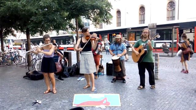 Уличная музыка в Праге, поют и играют смотреть онлайн