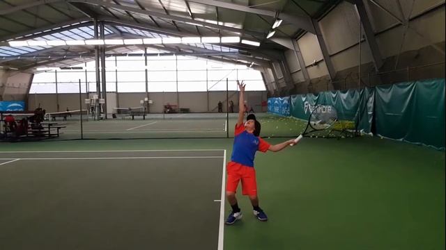 ILIAN R. 1ère balle de service. Vue de côté au ralenti смотреть онлайн