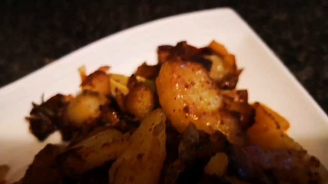 Осталась картошка в мундире - жарь. Со шкварочками и луком, в гусином жире. смотреть онлайн