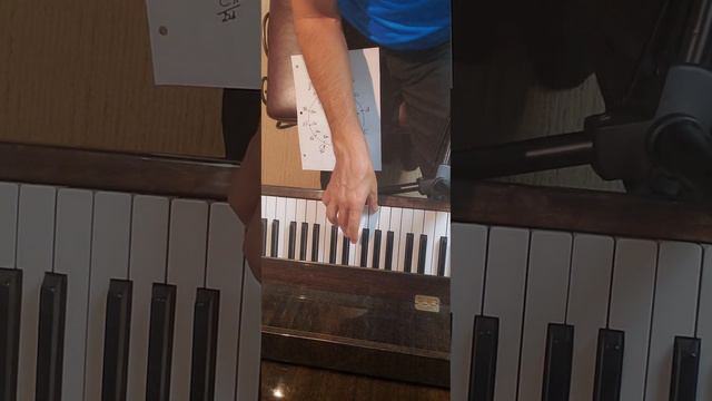 Circle of fifths explanation and chord triad construction on piano. смотреть онлайн