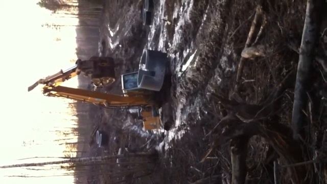 Экскаватор преодолевает брод. the excavator in the mud. смотреть онлайн