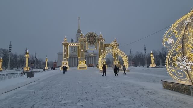 Москва готовится к новогодним праздникам. 25.12.21. смотреть онлайн