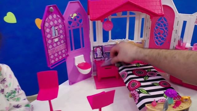 Барби Домик для Кукол Кукла Барби Чемоданчик Распаковка для девочек Barbie Dolls House смотреть онлайн