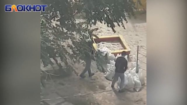 В Волгодонске неизвестные украли песок с детской площадки смотреть онлайн