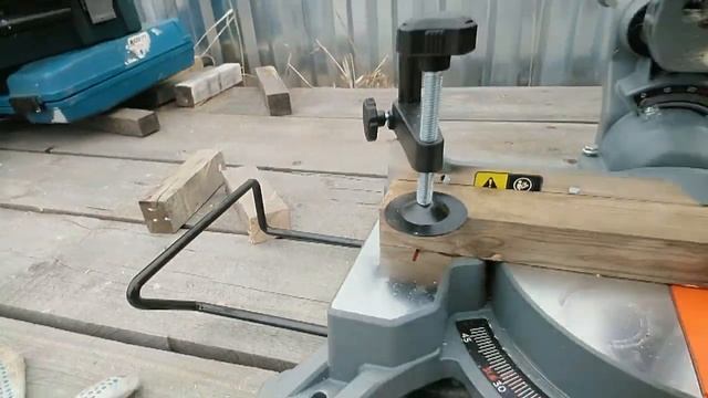 Торцовочная пила Black+Decker BES 700 смотреть онлайн