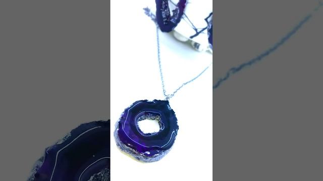 Срез камня жеода Эпоксидная смола.Кулон и серьги. #эпоксиднаясмола #камень #shorts смотреть онлайн