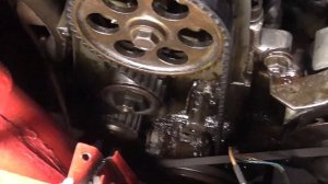 Так течет сальник распредвала