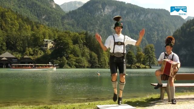 Schuhplattler Im Berchtesgadener Land. Tradition Und Brauchtum In Bayern