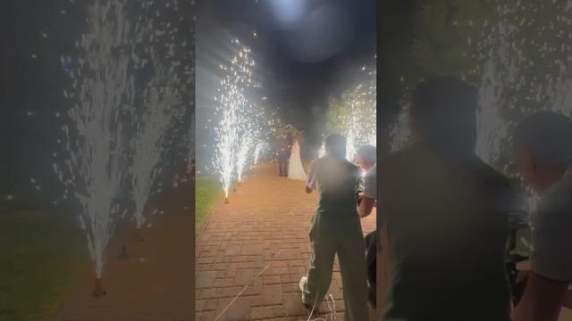 Фейерверк на свадьбу, дорожка из холодных фонтанов, вспышки пошаговые, трилистники , вспышки веером смотреть онлайн