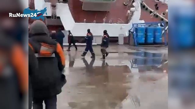 Рыболовное судно на судостроительном заводе «Пелла» перевернулось в Санкт-Петербурге смотреть онлайн