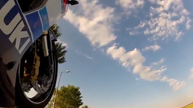 Малко лудо каране на пистов мотор смотреть онлайн