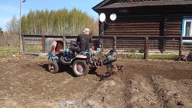 Фрезеровка почвы трактором КМЗ-010 самодельной почвофрезой с двигателем Лифан 6,5 смотреть онлайн