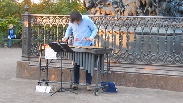 «Открытый звук», музыкант Алексей Чижик играет у памятника Крылову в Летнем саду... смотреть онлайн