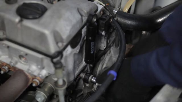 Kā nomainīt MERCEDES-BENZ 190 W201 rievsiksnas pārvadu, spriegotājrullīti un vibrāciju slāpētāju смотреть онлайн