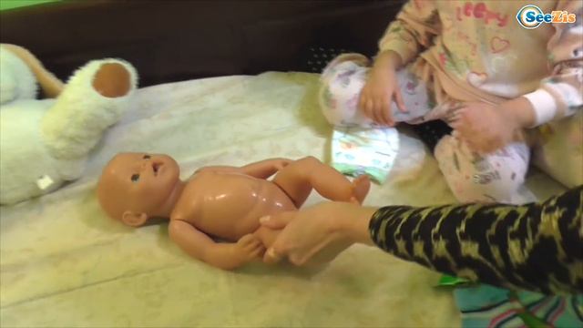 ✔ Девочка Ярослава меняет подгузники Кукле Беби Борн / We change diapers of Baby Born Doll ✔ смотреть онлайн
