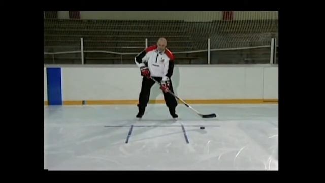 Захват шайбы клюшкой (шайба сбоку). Хоккей. Работа с клюшкой. смотреть онлайн