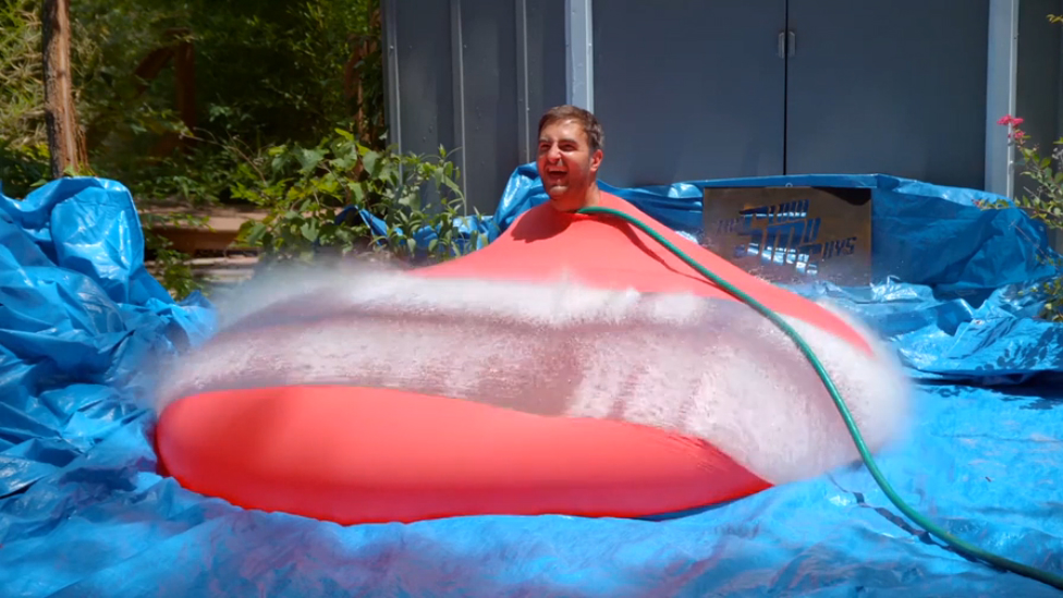 Мужчина залез в гигантскую водяную бомбочку (в Slow Mo) смотреть онлайн