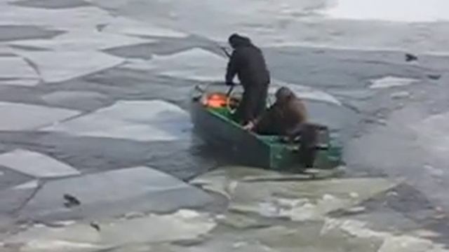 Icebreaker in Sozh river | Ледакол у Сажы смотреть онлайн