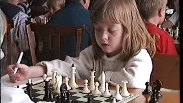 Сёстры на детском шахматном фестивале в Петергофе (1997) смотреть онлайн