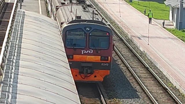 Электропоезд ЭД4М-0240 отправляется со станции Новосибирск-Главный смотреть онлайн