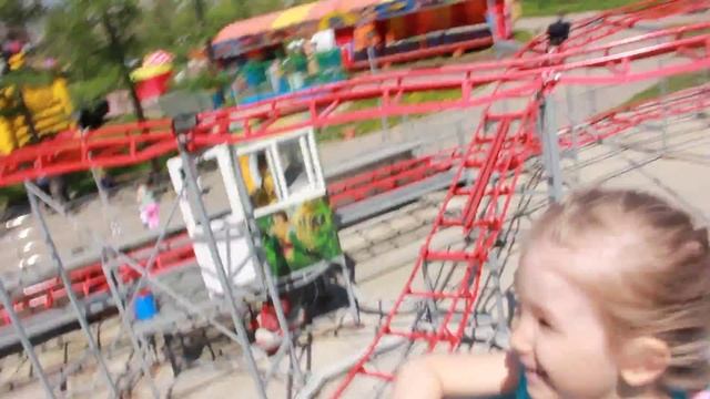 Катаемся на атракционе "Гусеница" в парке Крылатко смотреть онлайн