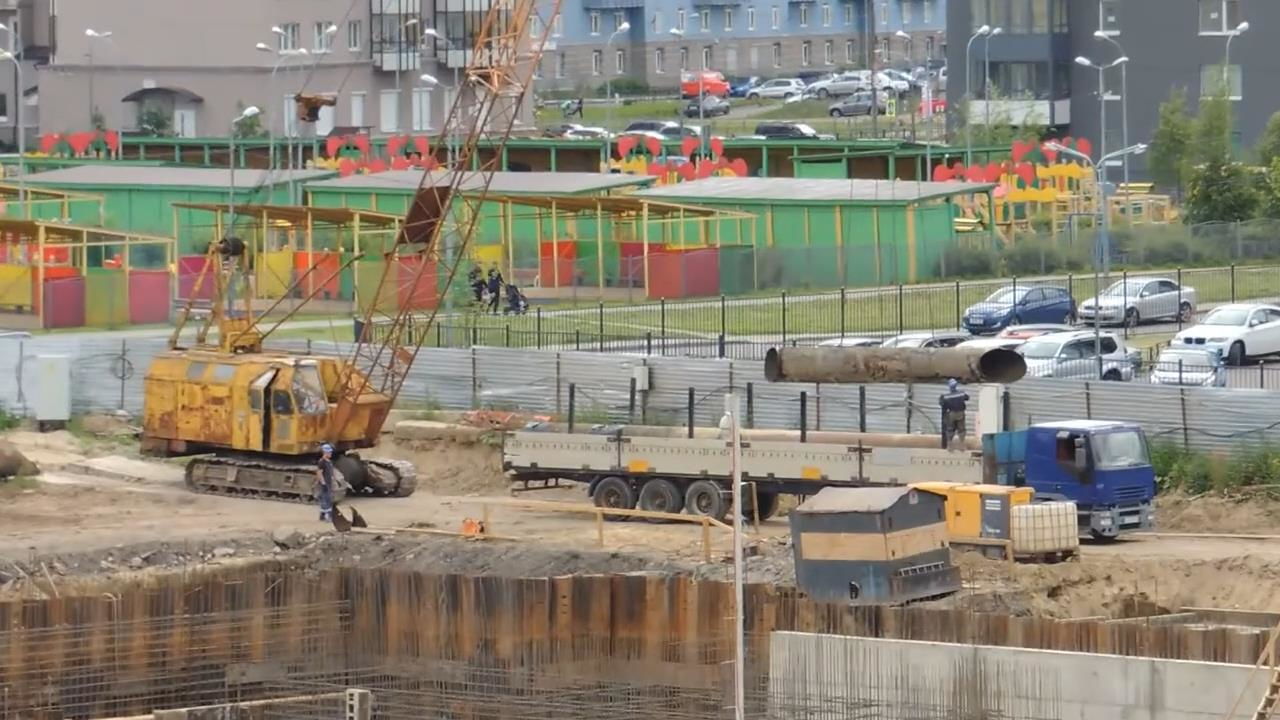 Самоходный кран РДК работает с трубами на Стройке - Выгрузка загрузка смотреть онлайн