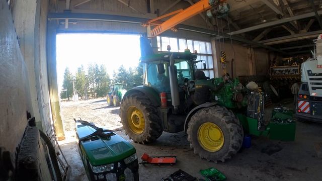 JohnDeere 8335R- сняли двигатель, заменили прокладку поддона/JohnDeere 8335R-removed The Engine!!!