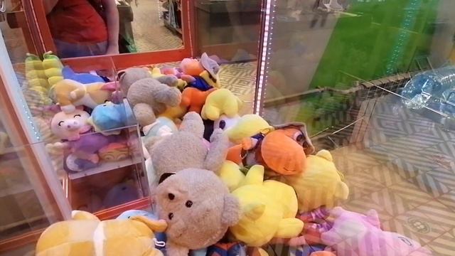 МЕДВЕДЬ ГИГАНТ, КИССИ МИССИ в АВТОМАТАХ ХВАТАЙКА В УГЛИЧЕ. смотреть онлайн