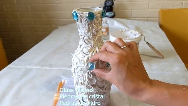 Нежная ваза из бутылки своими руками . Декор шпатлевкой и стеклянными камушками смотреть онлайн