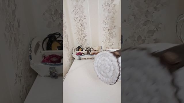 Интерьерная корзинка, связанная крючком из трикотажных нитей