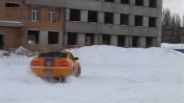 Mustang GT и снежок на парковке.. смотреть онлайн