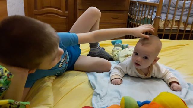 Максик гладит Мишаньку. Мишка в ответ улыбается. (Максиму 5 лет,Мише 3 мес) смотреть онлайн