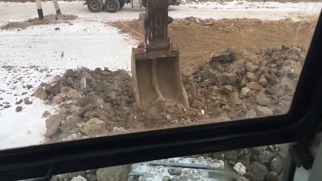 Копка котлована ковшом рыхлителем