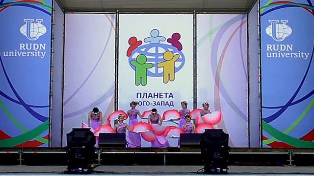 Танцевальный студенческий ансамбль «Лотос» Вьетнам – танец с веерами Весенняя прогулка смотреть онлайн