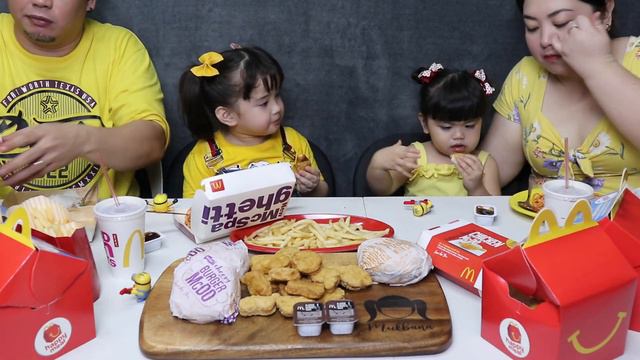 MCDONALDS MUKBANG | Hunt for golden Minion + Sibling wars смотреть онлайн