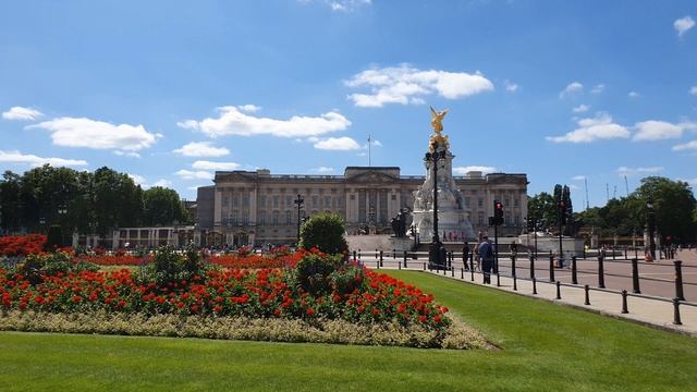 5 Facts You Never Knew About The Buckingham Palace: Built, Residence, Nickname, Queen, Flag