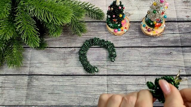 Новогодний сувенир Маленькая елочка из бисера\Master diy смотреть онлайн