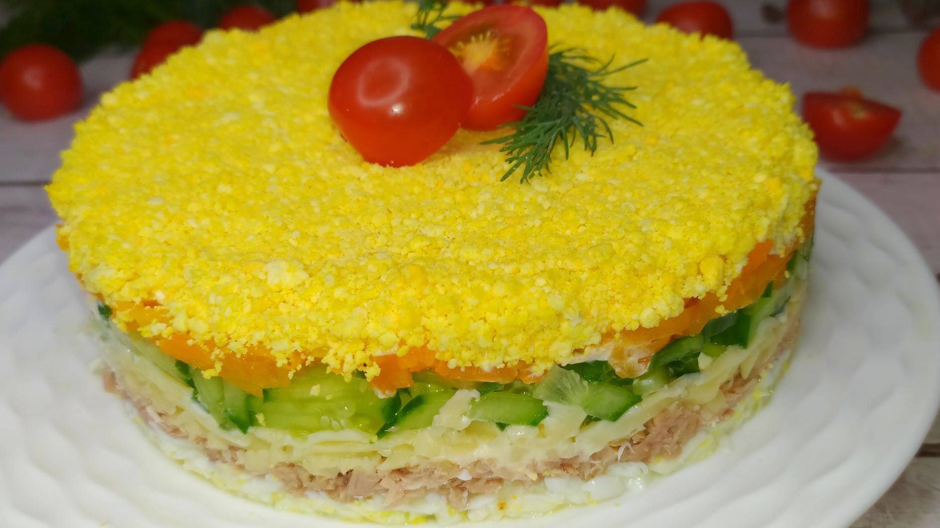 Слоеный САЛАТ с консервированным ТУНЦОМ! Салат на праздничный стол. смотреть онлайн