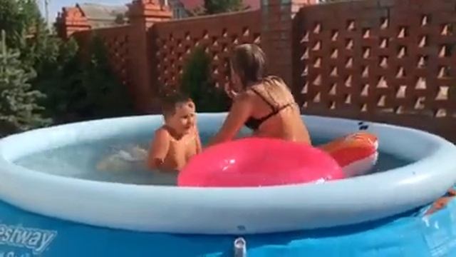Купаемся дома в бассейне. смотреть онлайн