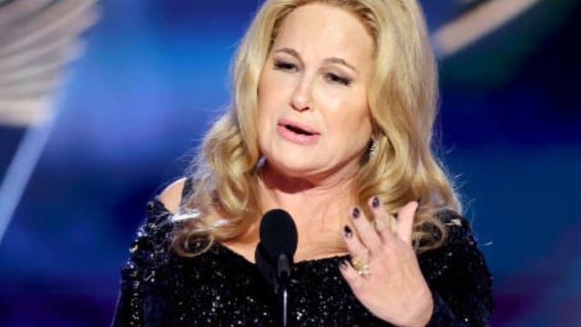 Jennifer Coolidge wins Best Supporting Actress for her role in The White Lotus... and brings creato смотреть онлайн