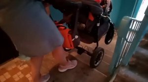 Как одному  спустить и поднять детскую коляску в многоэтажке!