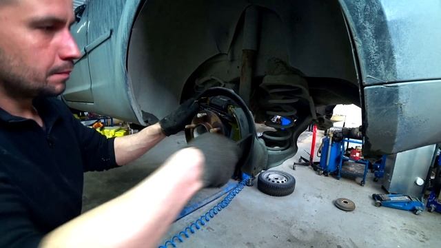 ФОРД ФОКУС 2. Скрежет сзади при движении! Замена задних колодок. Замена регулятора колодок. смотреть онлайн