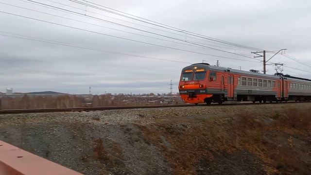 "Еле забрался" Электропоезд ЭД4М проходит мост смотреть онлайн