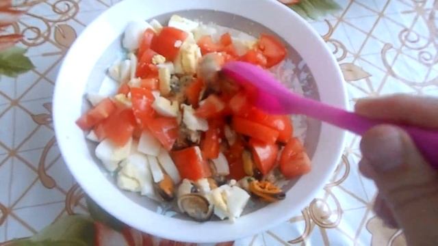 ПРОСТОЙ И ВКУСНЫЙ САЛАТ С МИДИЯМИ И ПОМИДОРАМИ И СЫРОМ?? смотреть онлайн